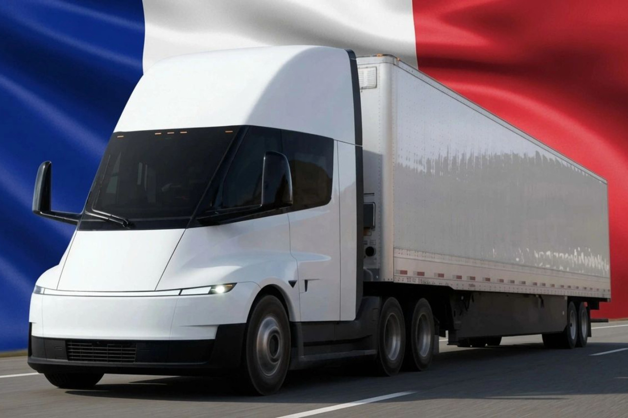Un camion elettrico Tesla Semi in produzione, con batterie da 900 kWh e capacità di ricarica di 1,2 MW, in un'area di produzione in Nevada