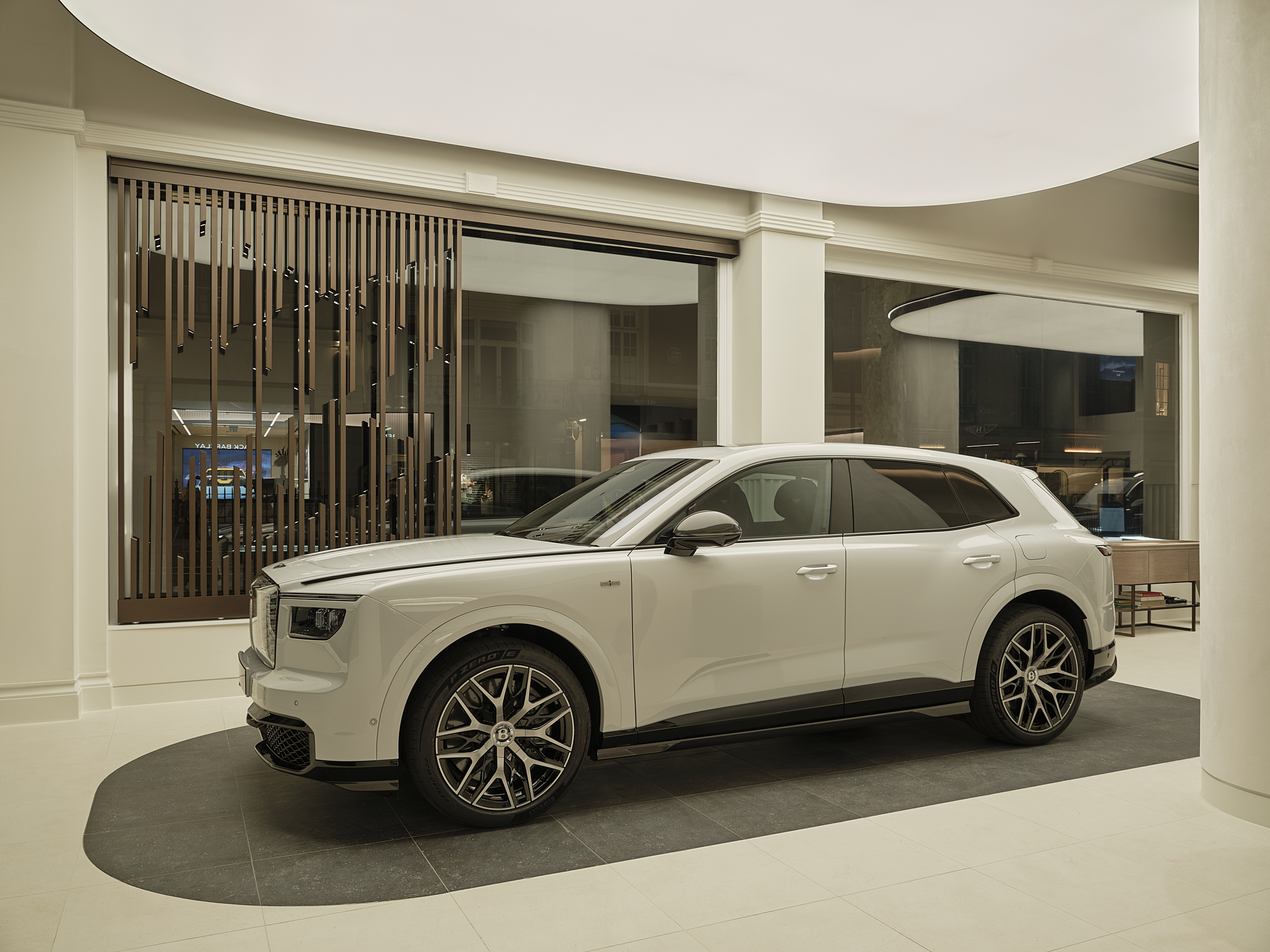 Bentley déploie la nouvelle identité visuelle de ses concessions à l ...