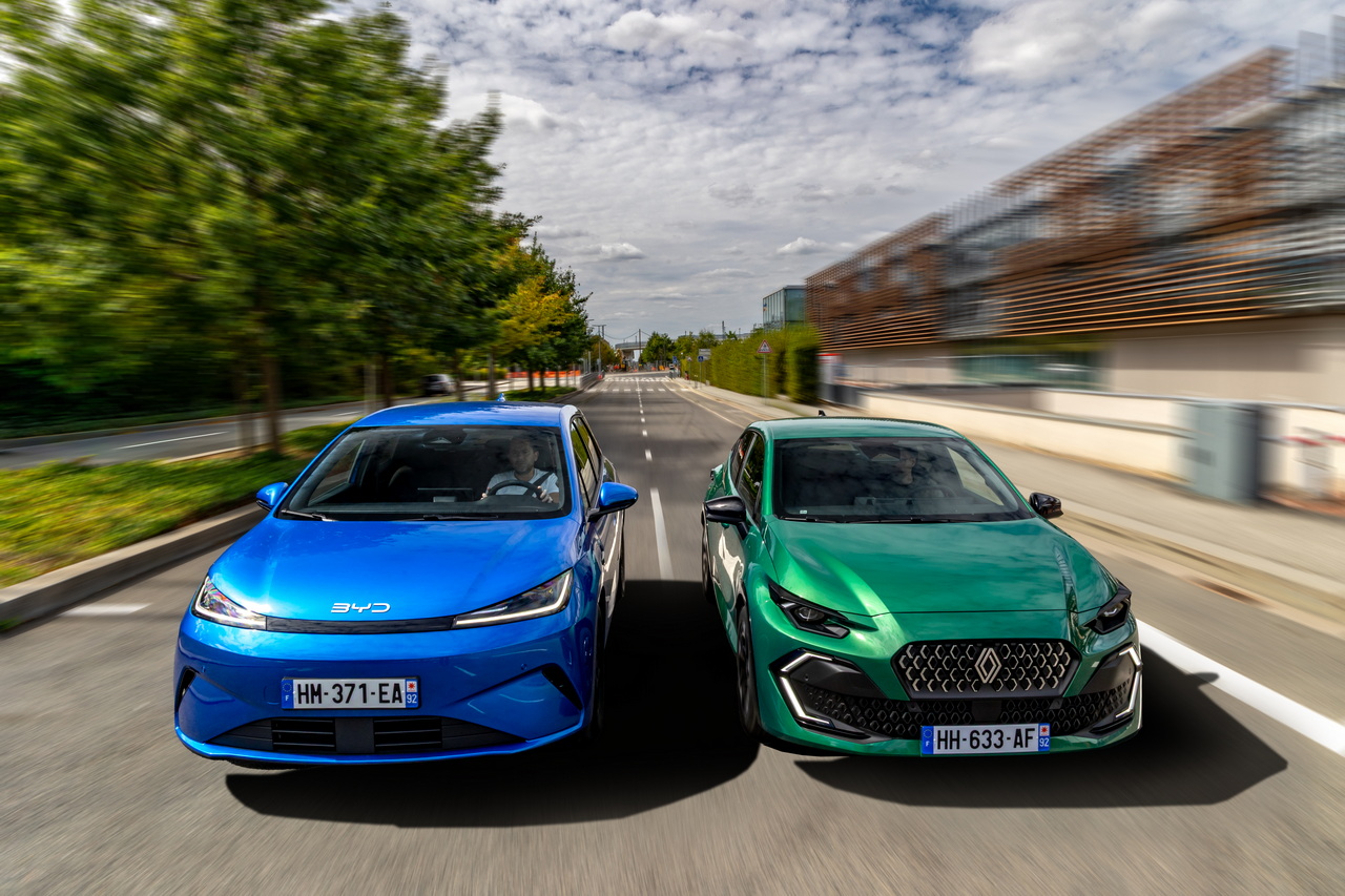 Una BYD Dolphin G DM-i e una Renault Clio 6 hybride in confronto, con dettagli su tecnologia, comfort e prezzo