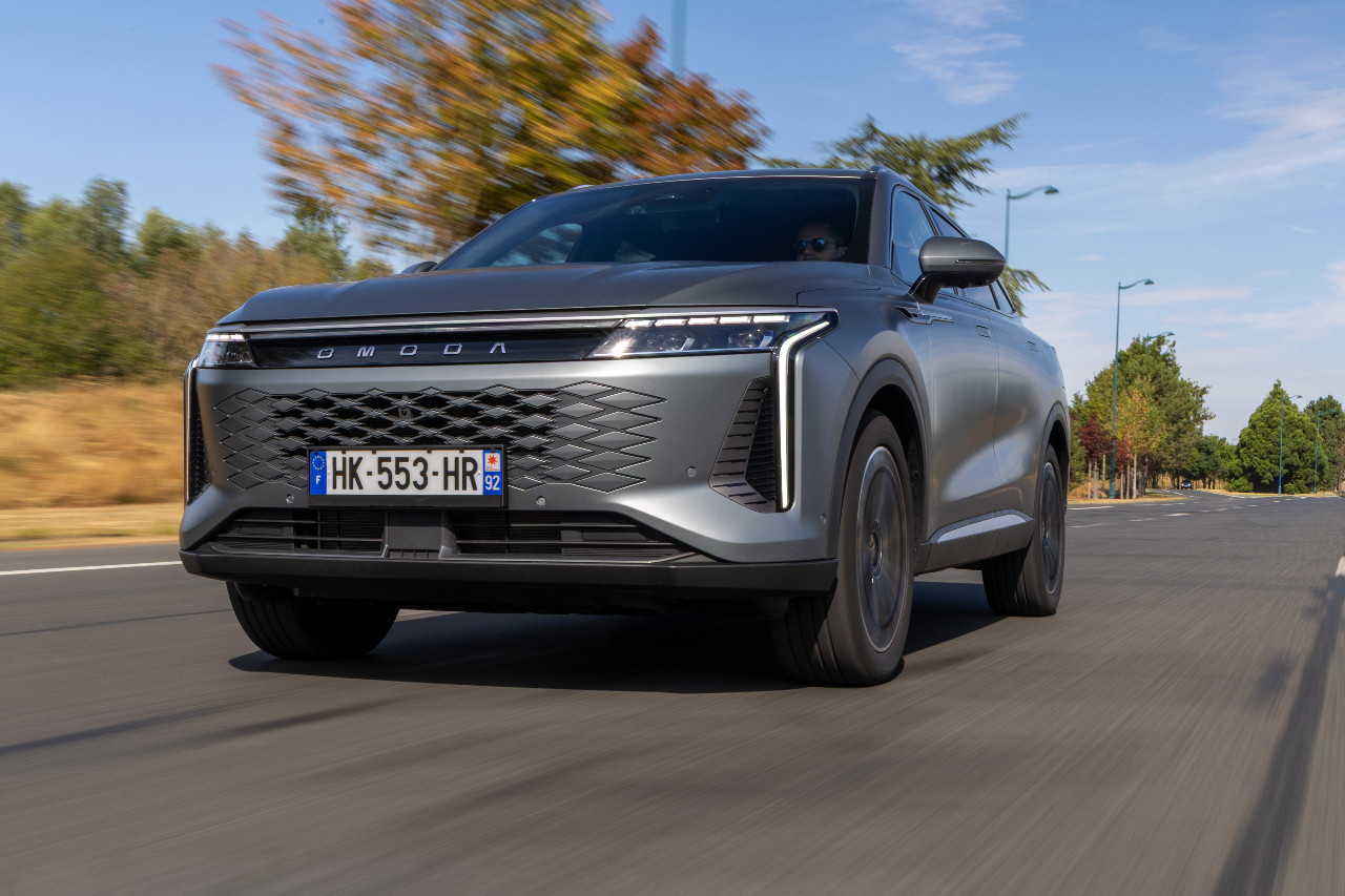 Le SUV chinois est équipé de quatre moteurs, dont trois électriques. Le système conserve toujours un niveau de charge minimum de la batterie pour assurer les relances en électrique.