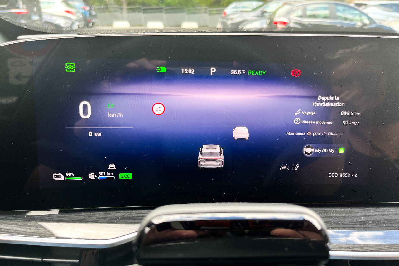 Notre parcours en électrique a débuté au km 993 de notre périple. La batterie est à 99 % et la jauge d'essence indique encore 501 km à parcourir.