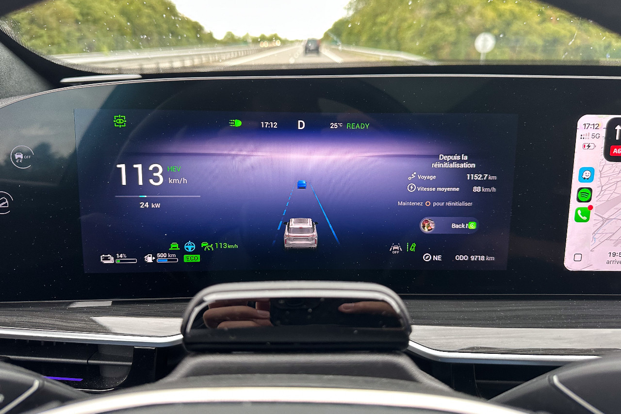 159 km plus loin, le moteur thermique se réveille pour recharger la batterie. Cette dernière s'est vidée à 86 %. La jauge de carburant est restée la même qu'au départ.