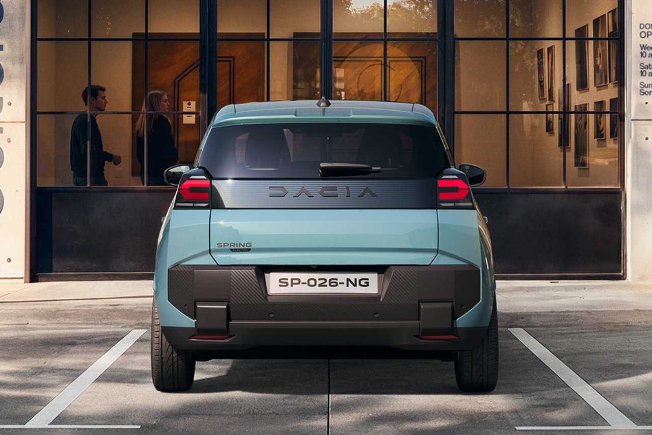 Vue arrière de la nouvelle Dacia Spring, feux en forme de C